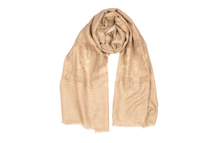 How to Choose the Perfect Cashmere Scarf for Every Outfit